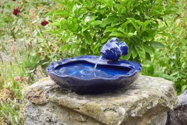 Preview: Solar-Wasserbrunnen mit Solarmodul im Garten aufgebaut